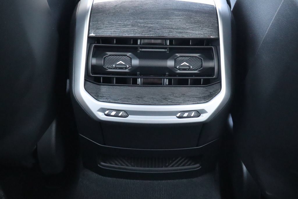 Used 2026 BMW 740i w/ Premium Package RWD image 32