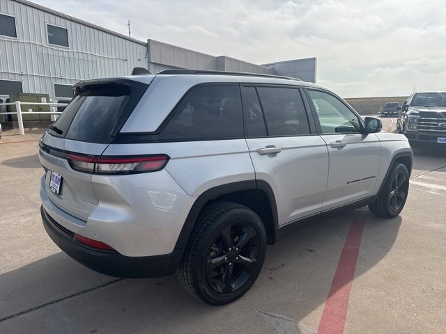 Used 2024 Jeep Grand Cherokee Altitude image 9