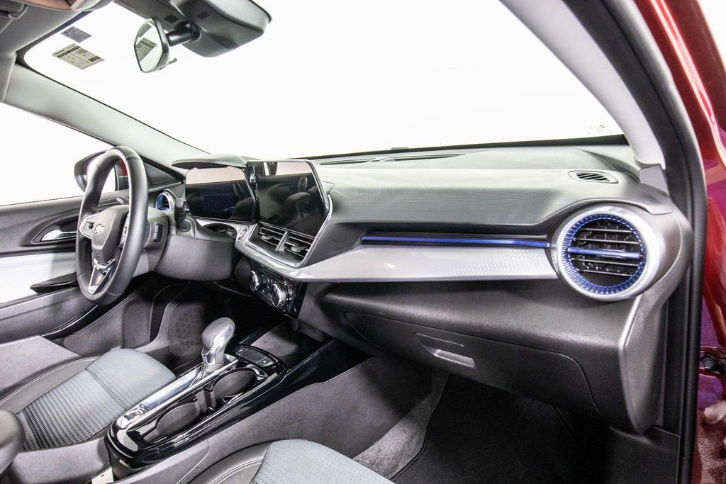 Used 2025 Chevrolet Trax LT w/ LT Convenience Package image 18