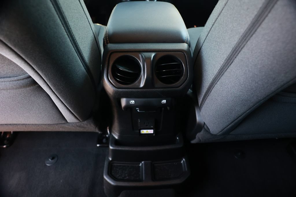 Used 2025 Jeep Wrangler Unlimited Sahara AWD/4WD image 33