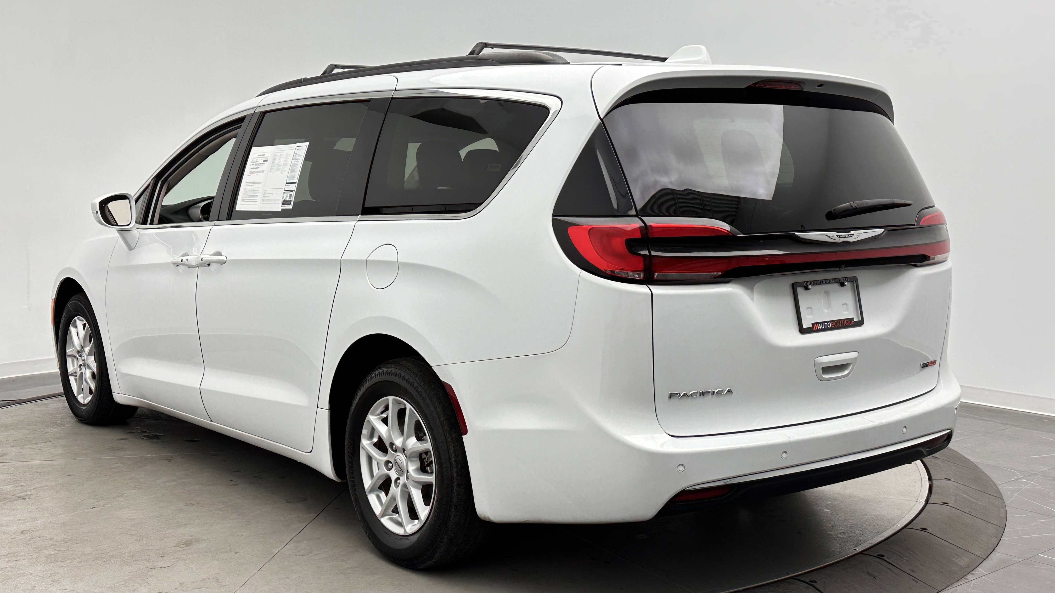 Used 2022 Chrysler Pacifica Touring-L FWD image 5