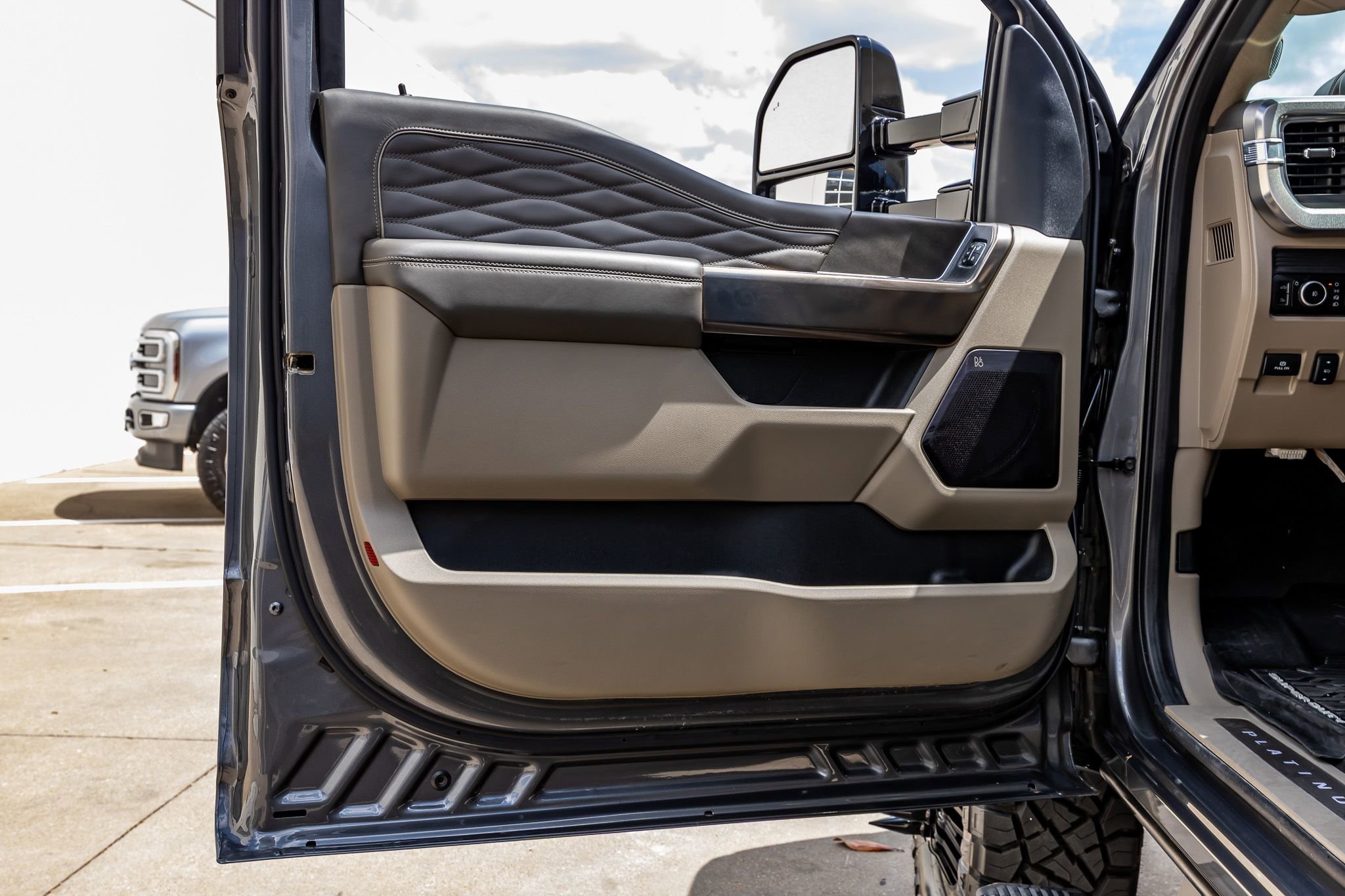 Used 2025 Ford F350 Platinum w/ Platinum Plus Package image 37