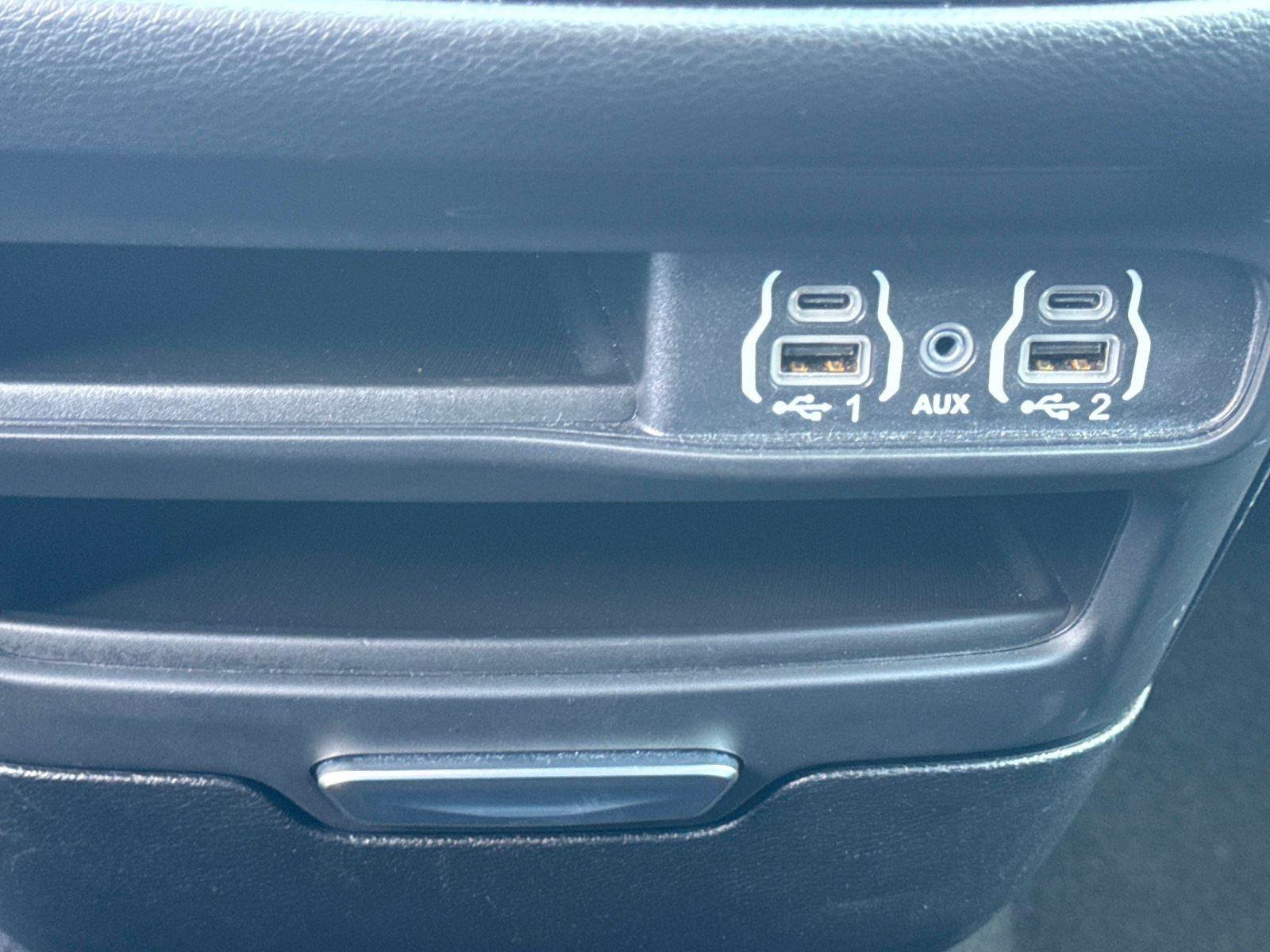 Used 2025 Chrysler Pacifica Select FWD image 26