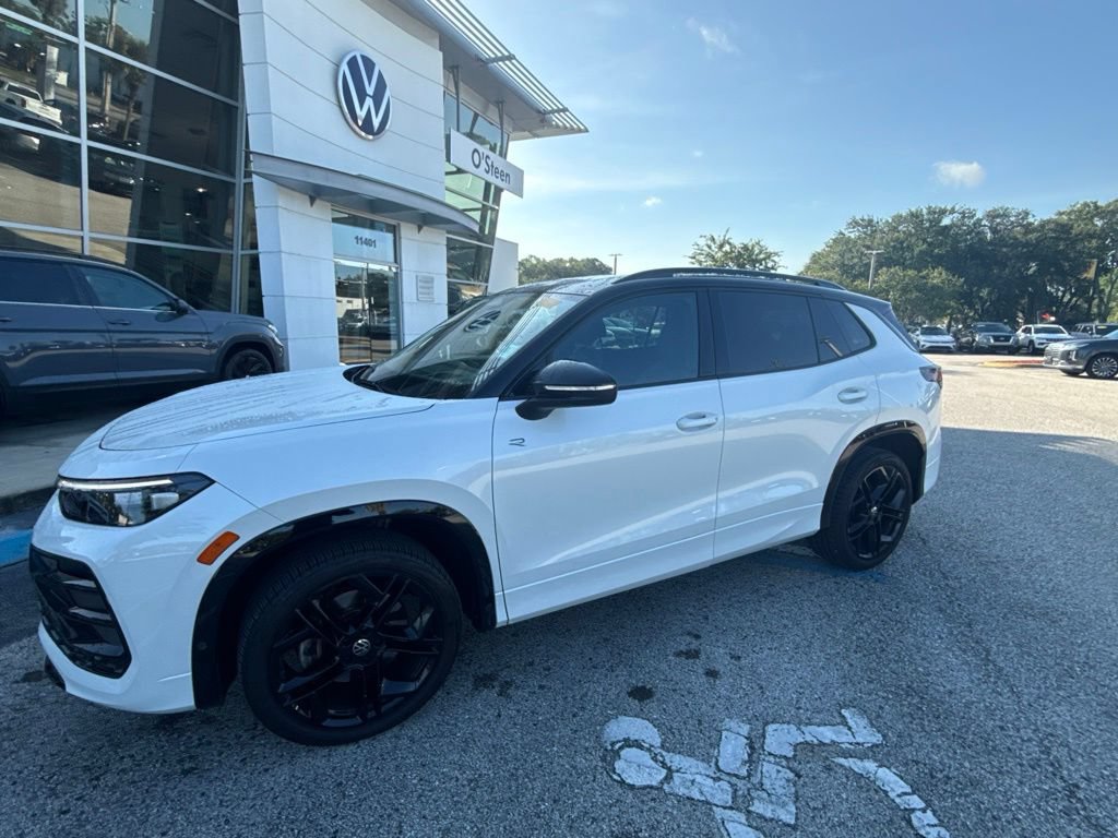 Certified 2025 Volkswagen Tiguan SE R-Line AWD/4WD image 1