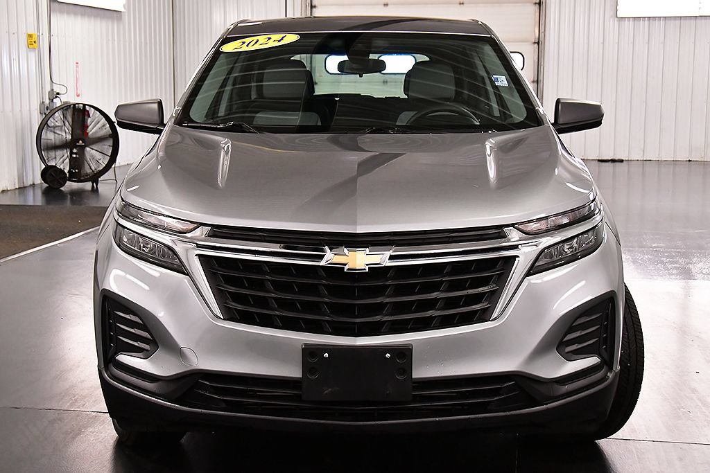 Used 2024 Chevrolet Equinox LS AWD/4WD image 2