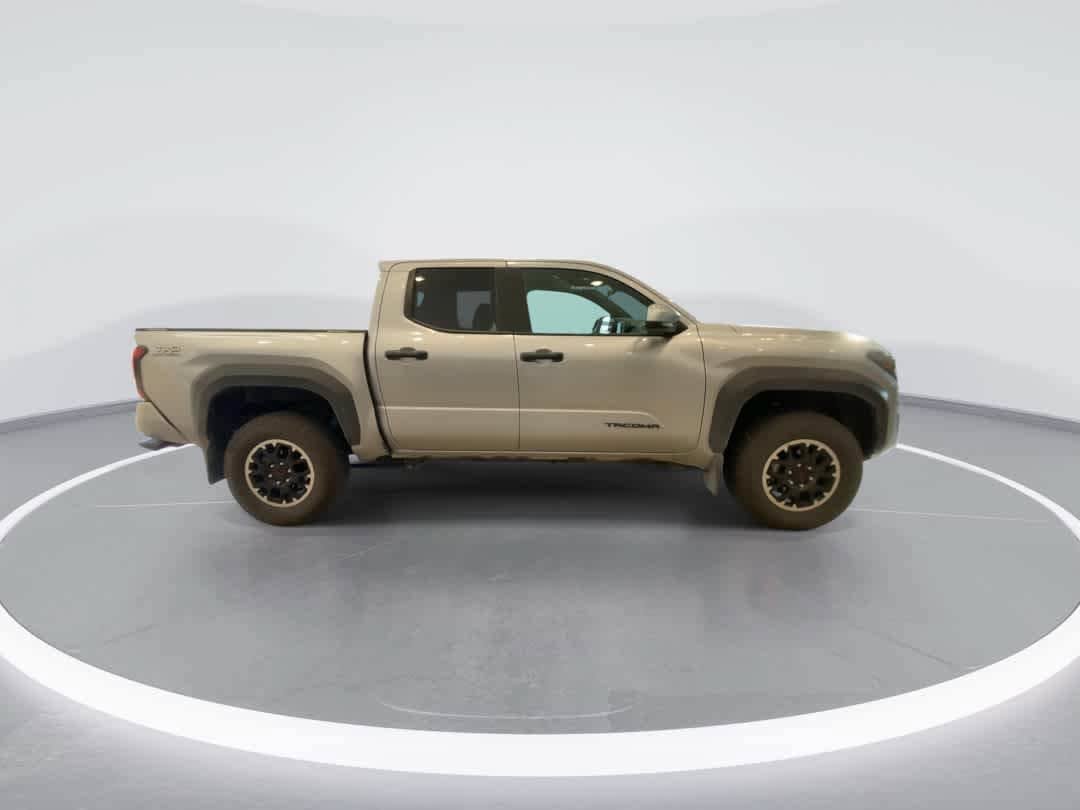 Certified 2025 Toyota Tacoma TRD Off-Road AWD/4WD image 9