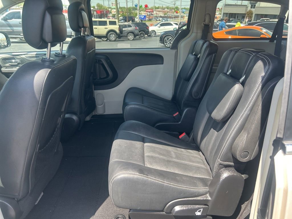 Used 2016 Chrysler Town & Country Touring FWD image 20