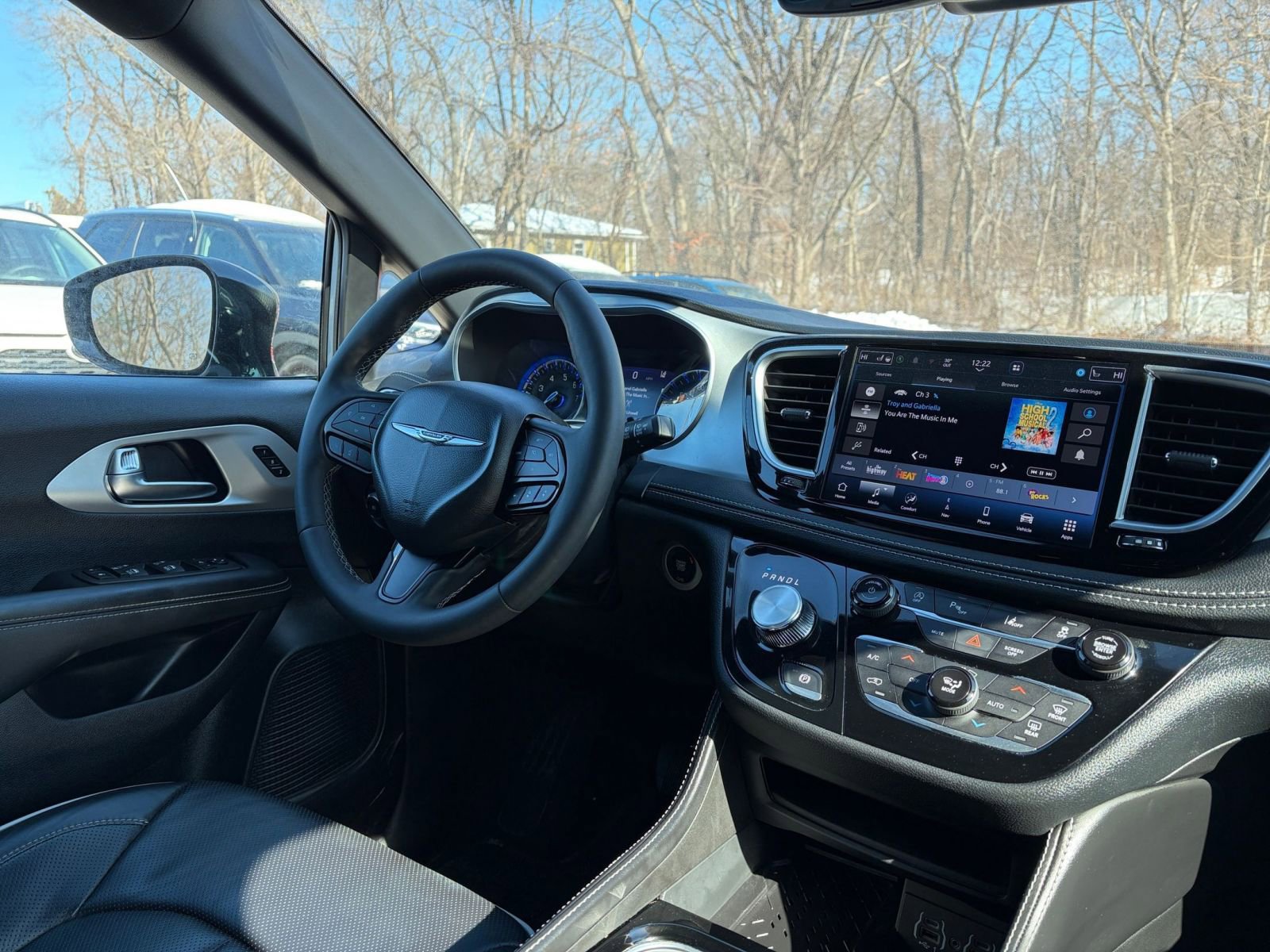 Used 2025 Chrysler Pacifica Limited image 37