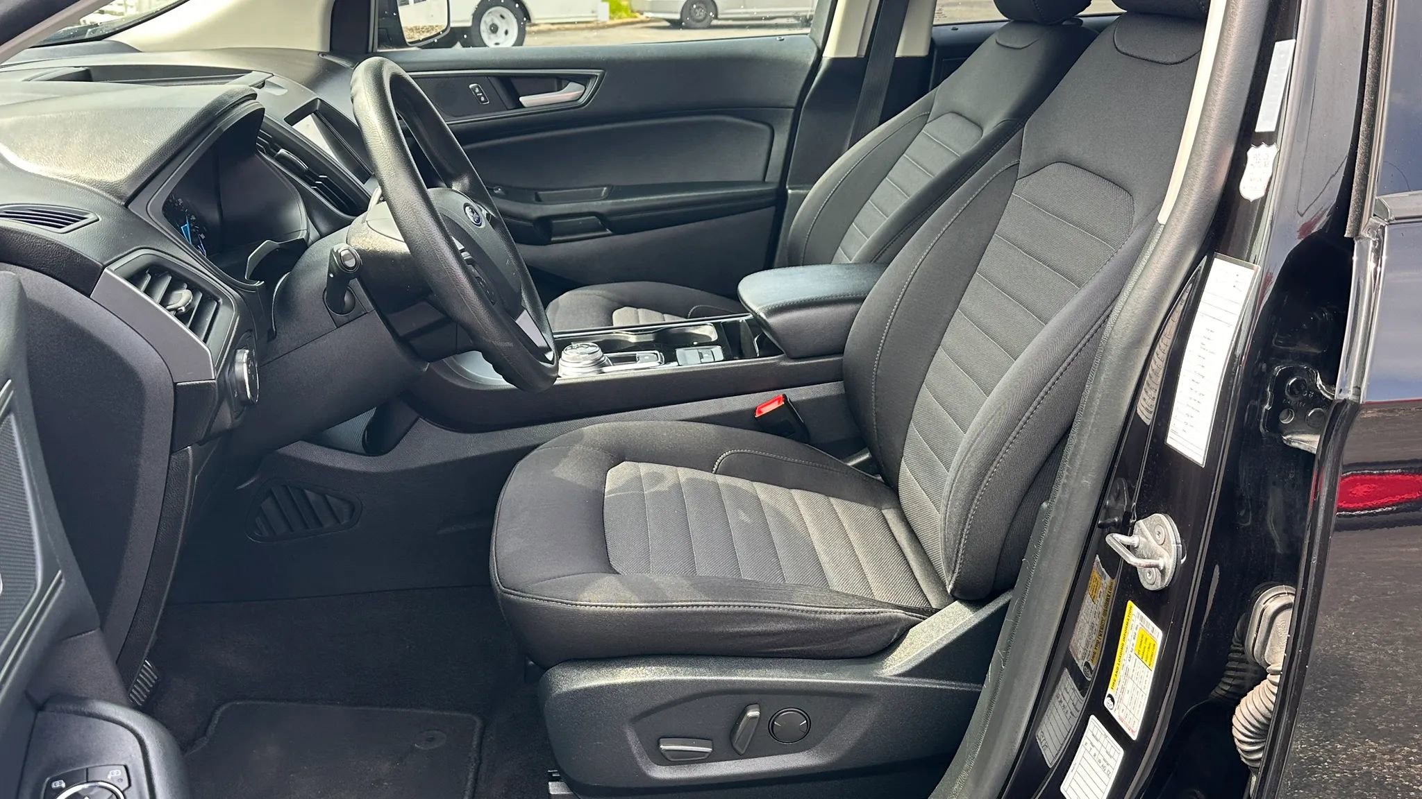 Used 2020 Ford Edge SE image 9