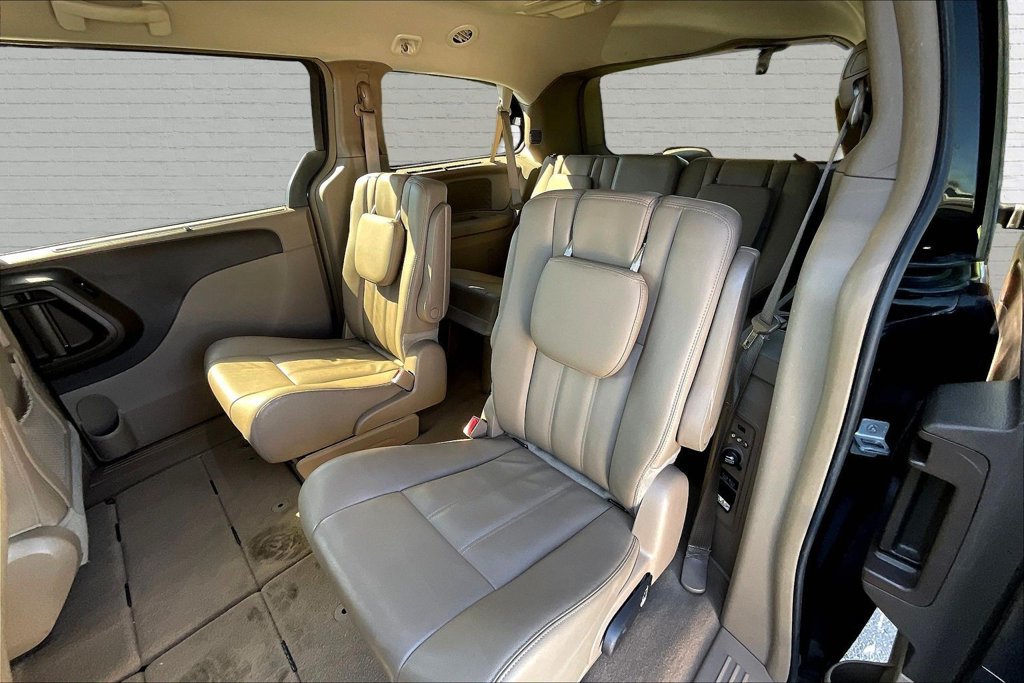 Used 2015 Chrysler Town & Country Touring FWD image 21