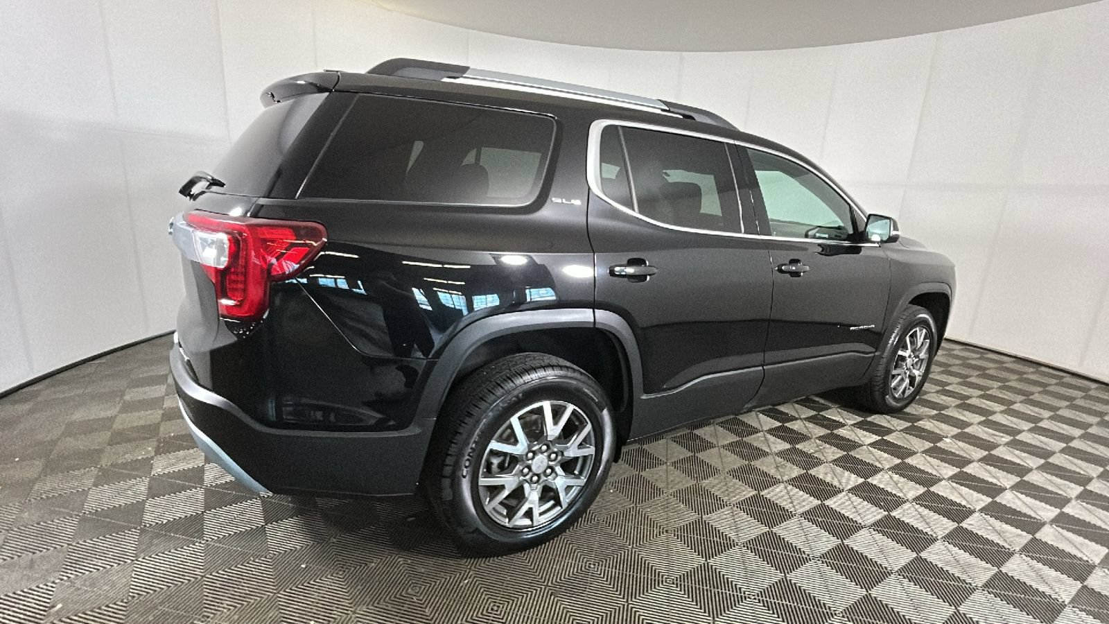 Used 2022 GMC Acadia SLE w/ LPO, Cargo Package AWD/4WD image 3