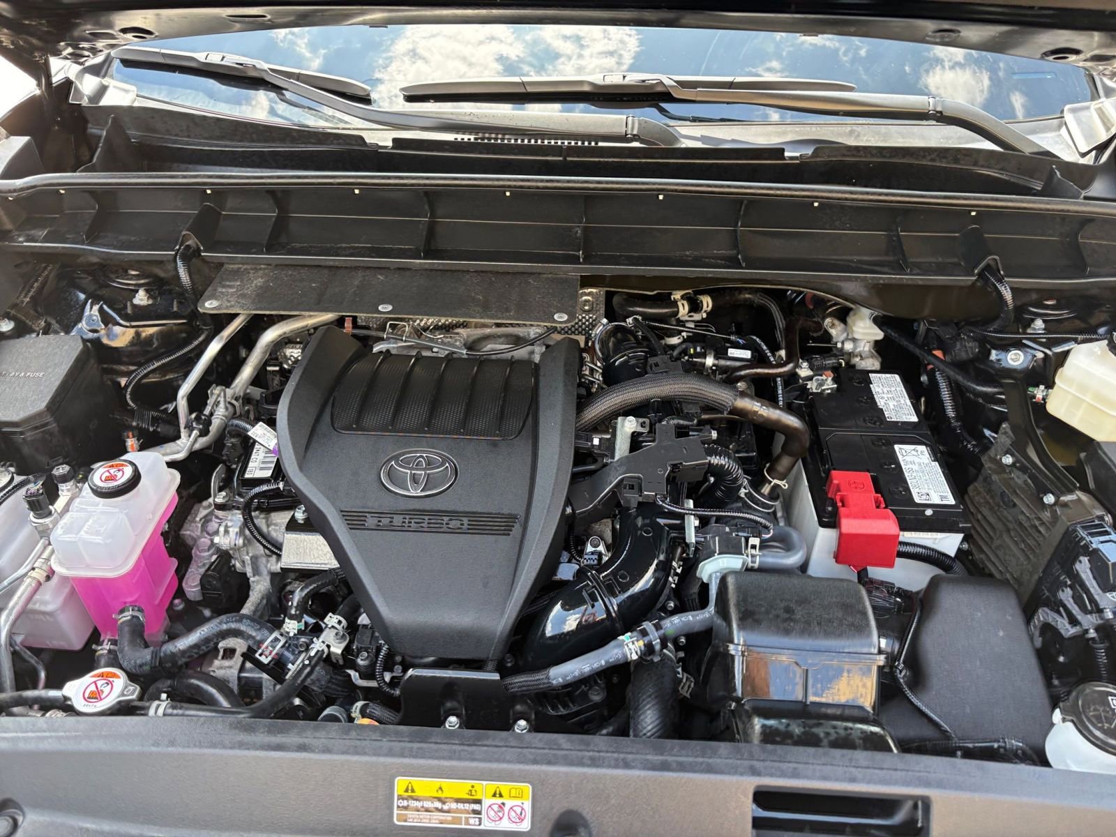 Used 2025 Toyota Highlander LE FWD image 34