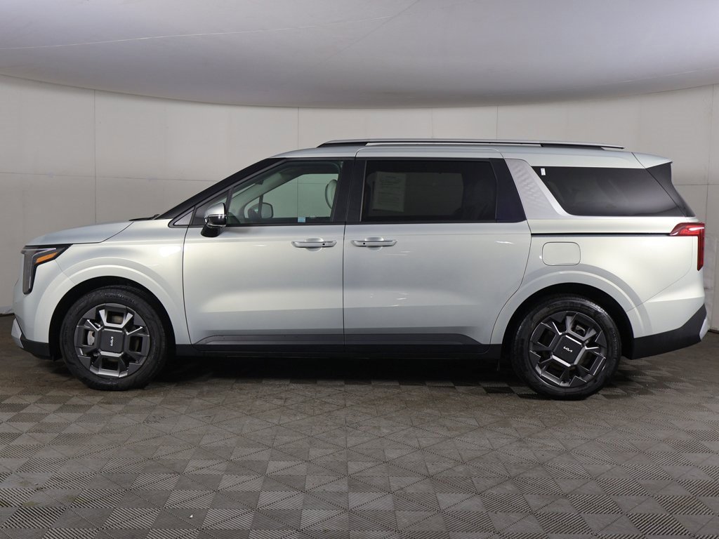 Used 2025 Kia Carnival EX image 18