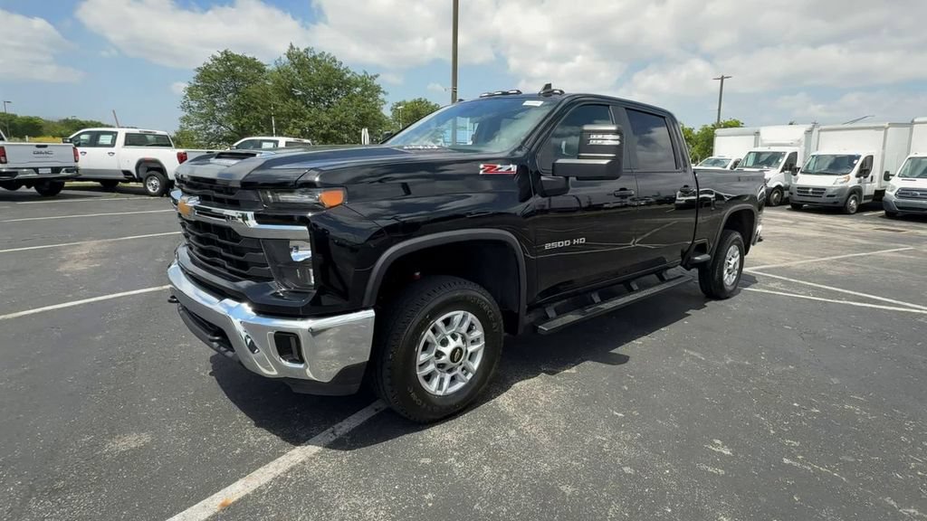 Used 2025 Chevrolet Silverado 2500 LT w/ Convenience Package AWD/4WD image 4