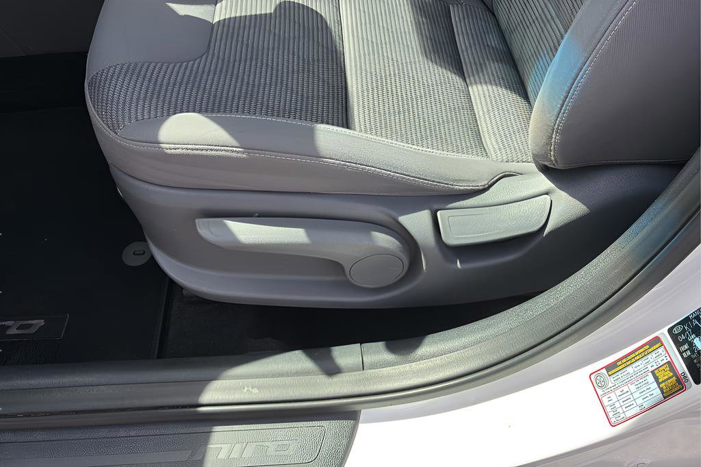 Used 2017 Kia Niro LX image 33