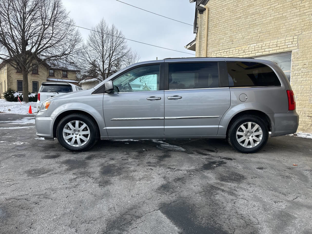 Used 2015 Chrysler Town & Country Touring image 2