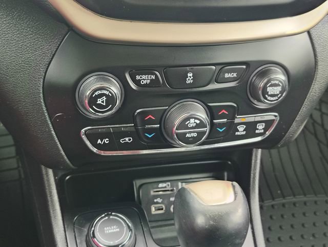 Used 2015 Jeep Cherokee Limited image 24