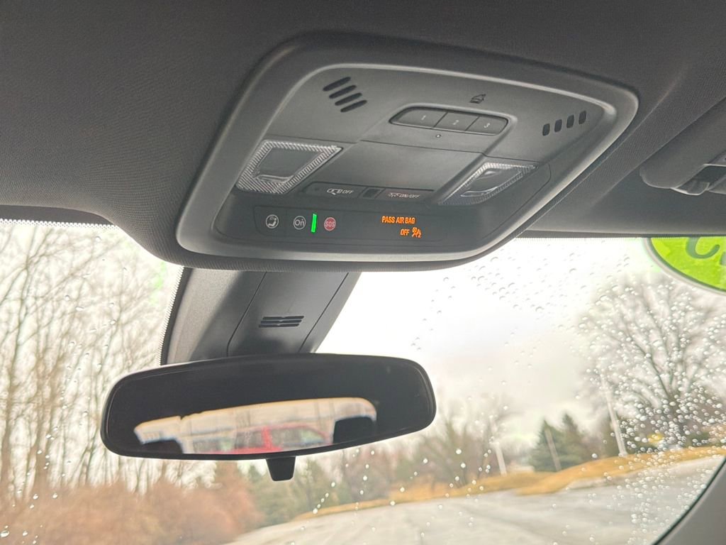 Used 2023 Chevrolet Traverse LT image 23