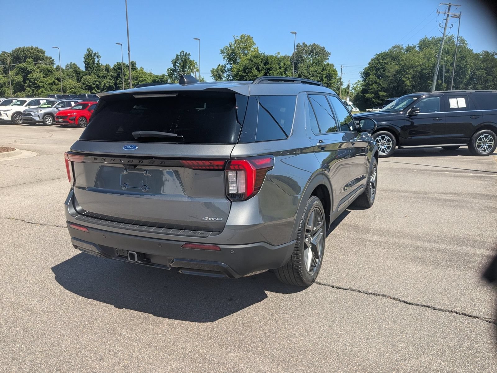 Used 2025 Ford Explorer ST-Line w/ ST-Line Street Pack AWD/4WD image 3