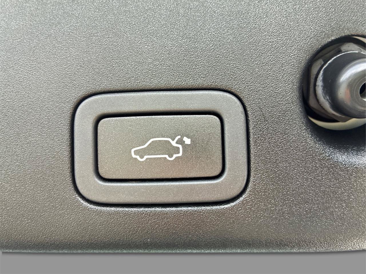 Used 2013 Jaguar XJ w/ Front Seat Comfort Pkg RWD image 31