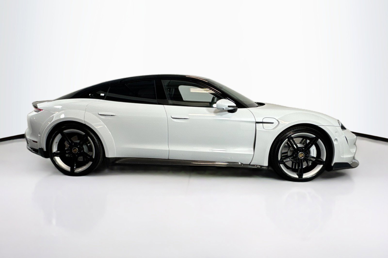 Used 2022 Porsche Taycan Turbo S image 4