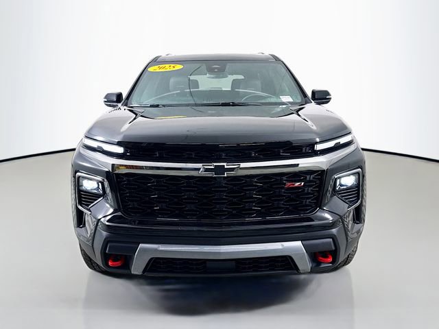 Used 2025 Chevrolet Traverse Z71 image 2