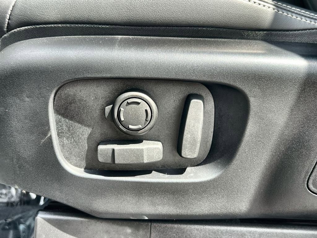 Certified 2025 Land Rover Discovery Metropolitan Edition image 21