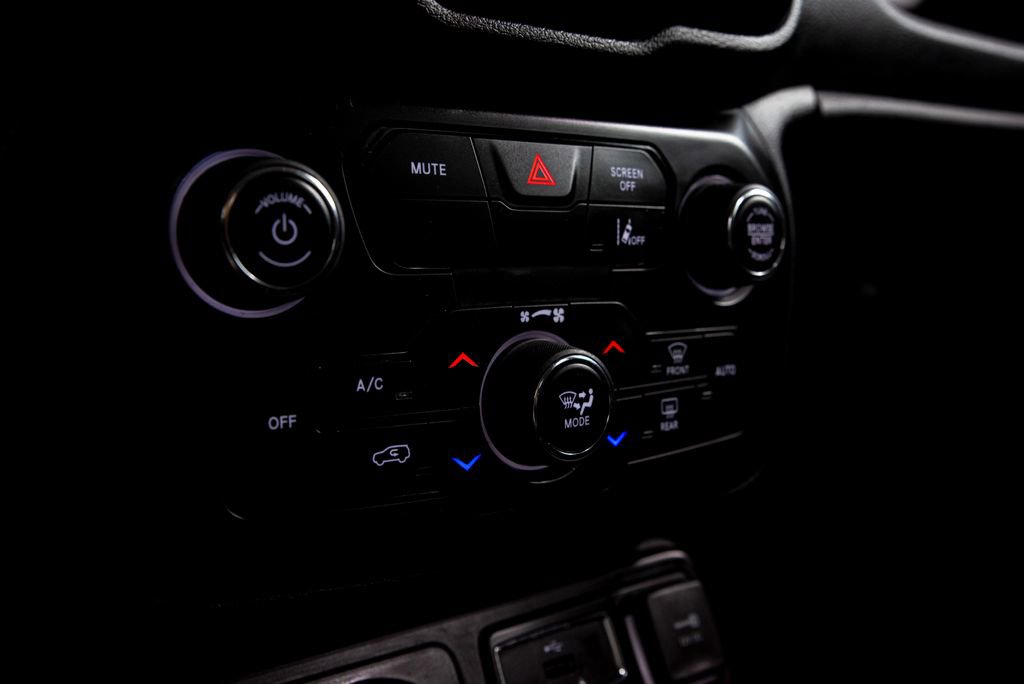 Used 2023 Jeep Renegade Latitude AWD/4WD image 31