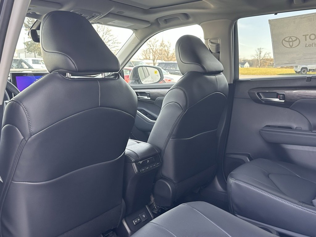 New 2026 Toyota Highlander Limited image 12