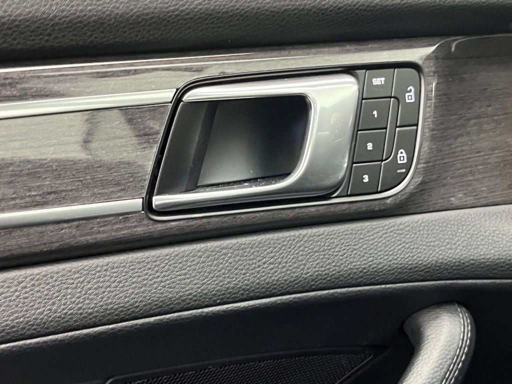 Used 2023 Porsche Panamera image 28