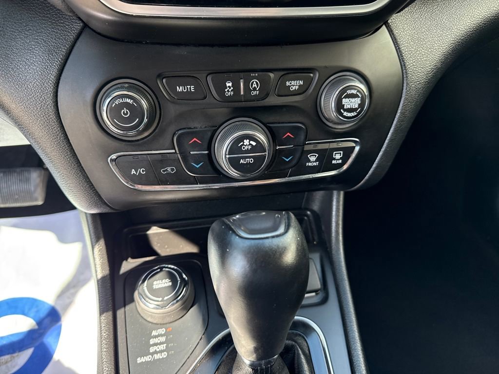 Used 2019 Jeep Cherokee Limited image 25