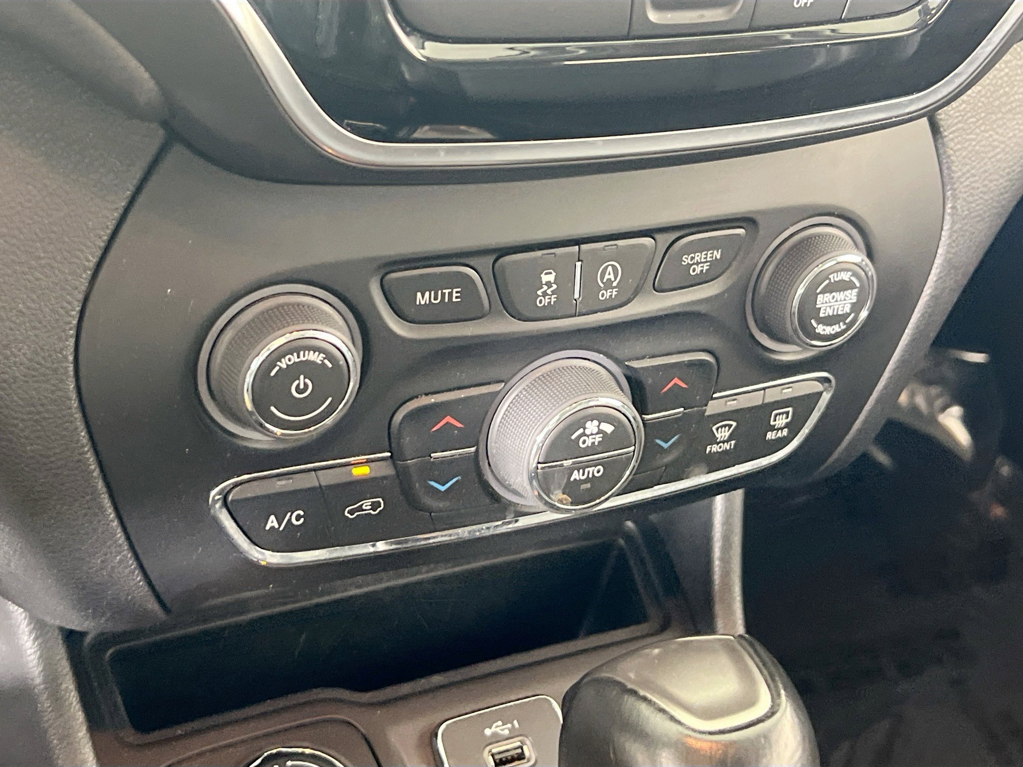 Used 2022 Jeep Cherokee Limited w/ Elite Package image 16