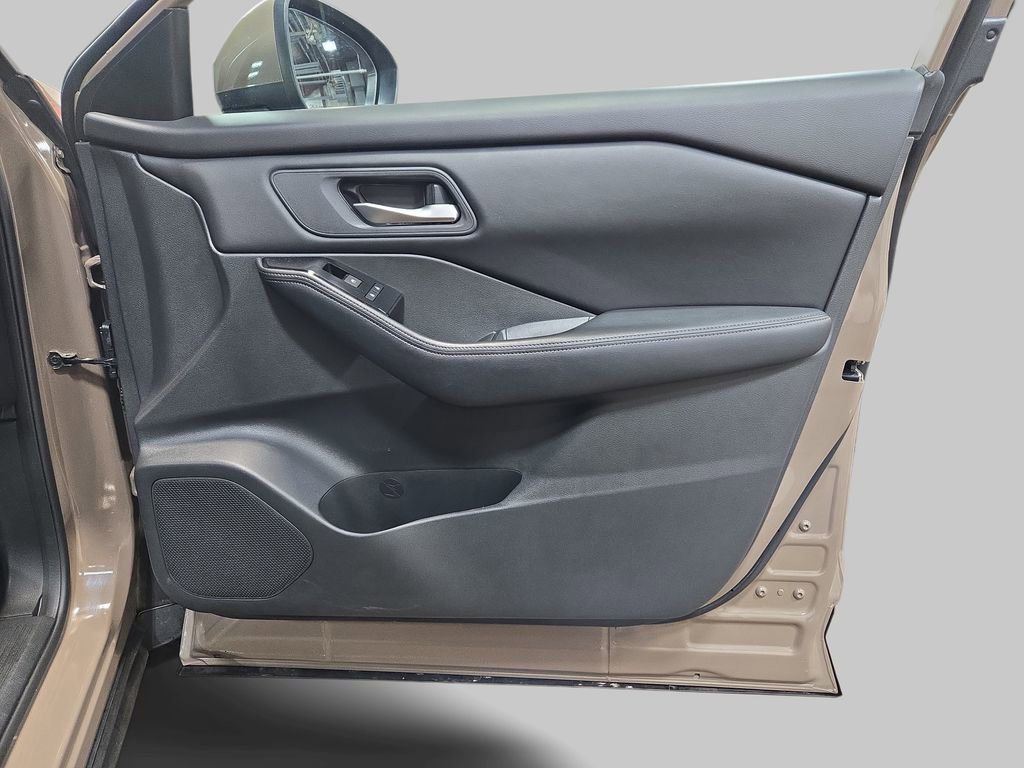 Used 2025 Nissan Rogue SV image 12