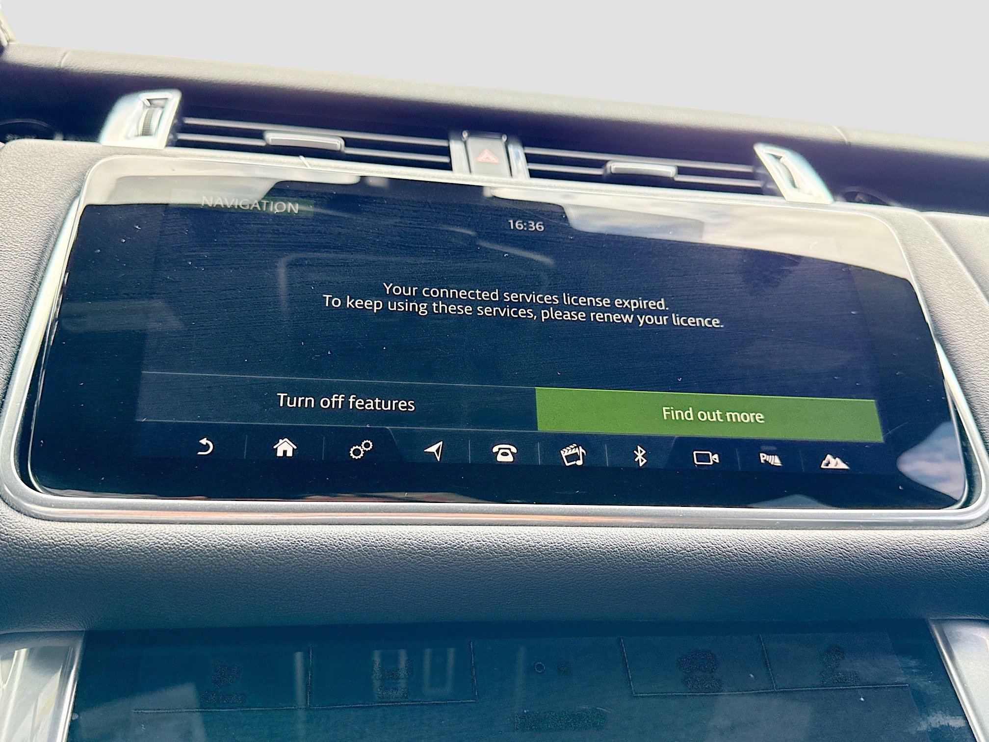 Used 2020 Land Rover Range Rover Sport HSE image 32