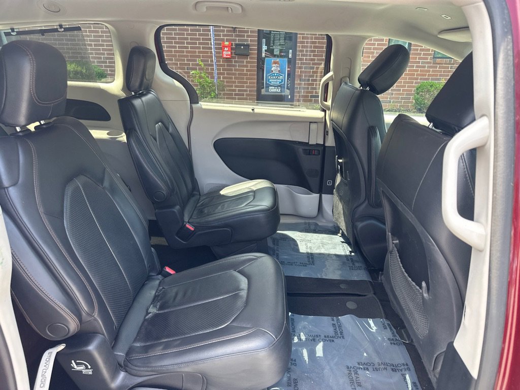 Used 2019 Chrysler Pacifica Touring-L image 16