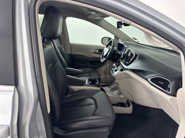 Used 2023 Chrysler Pacifica Touring-L image 16