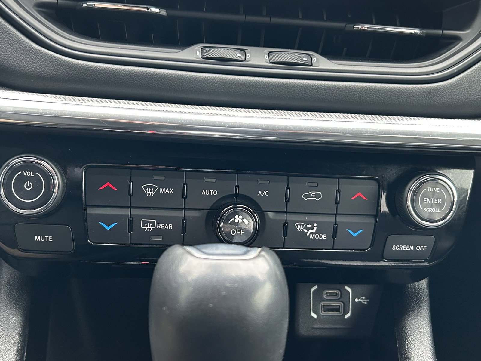 Used 2023 Jeep Compass Limited image 30