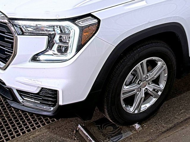 Used 2024 GMC Terrain SLE image 11