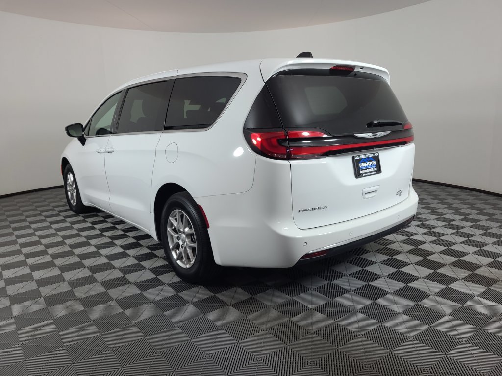 Used 2025 Chrysler Pacifica Select FWD image 5