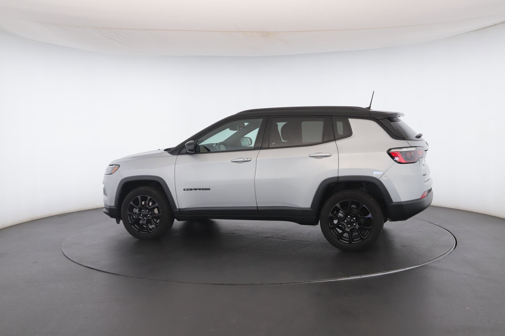 Used 2024 Jeep Compass Latitude w/ Sun and Sound Group AWD/4WD image 22
