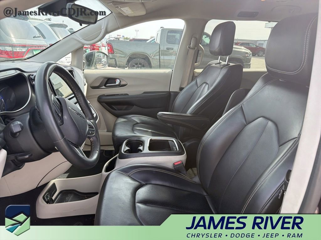 Used 2023 Chrysler Pacifica Touring-L image 2