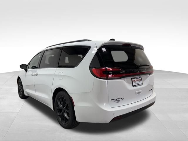 Certified 2025 Chrysler Pacifica Limited image 12