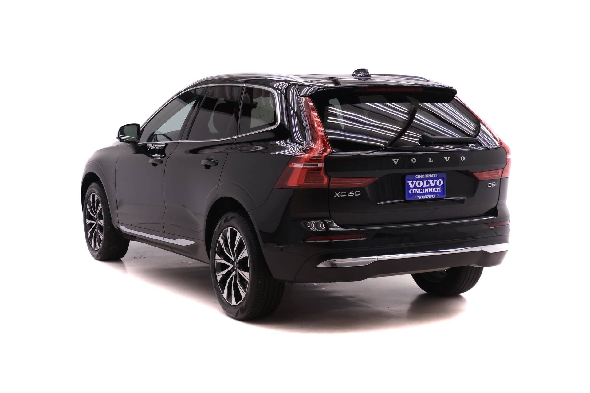 Certified 2023 Volvo XC60 B5 Plus w/ Climate Package AWD/4WD image 5