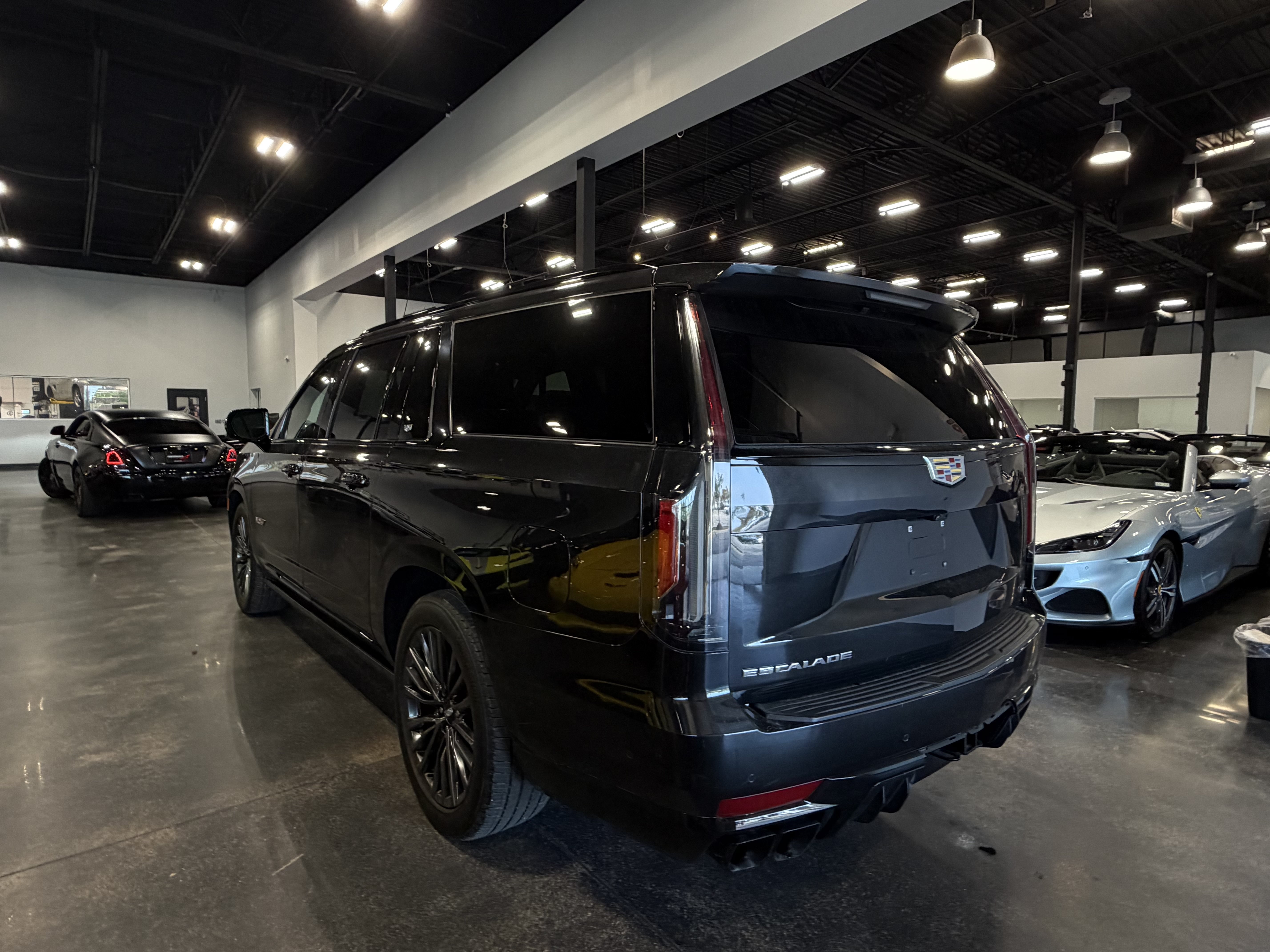 Used 2024 Cadillac Escalade ESV V AWD/4WD image 3