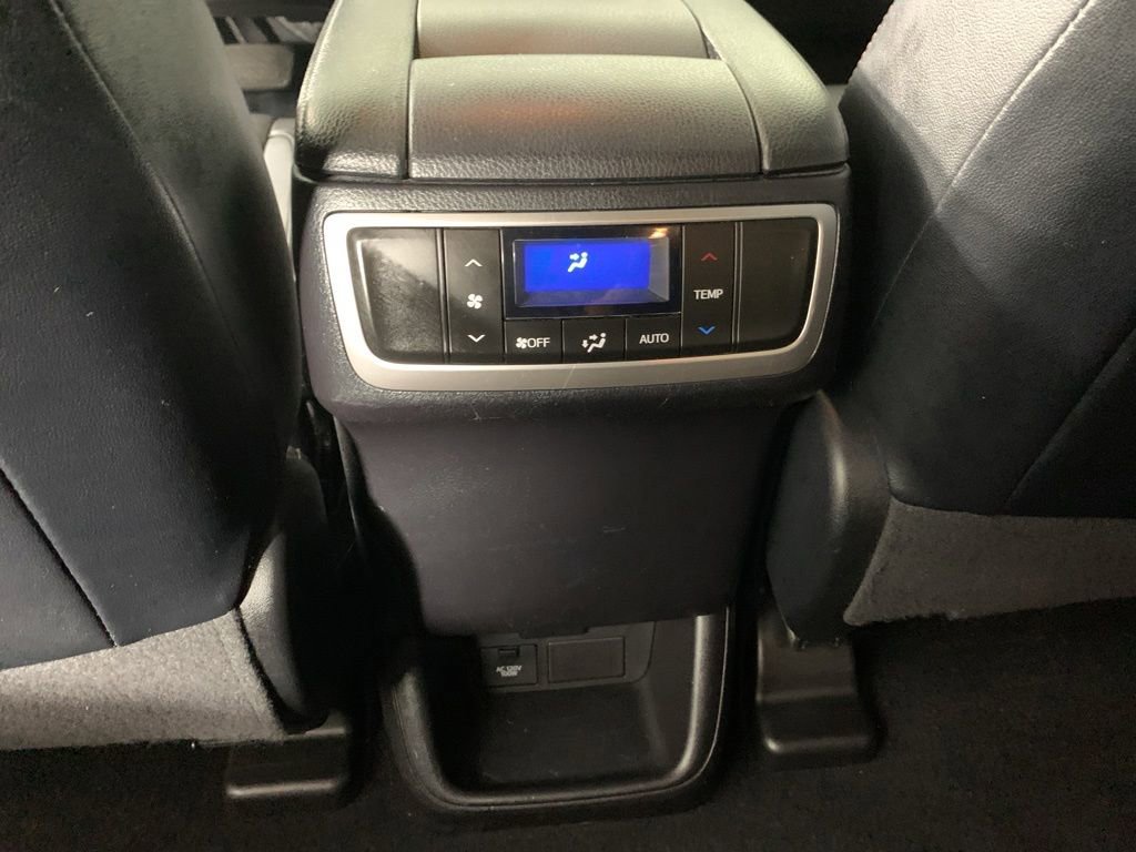 Used 2019 Toyota Highlander XLE AWD/4WD image 34