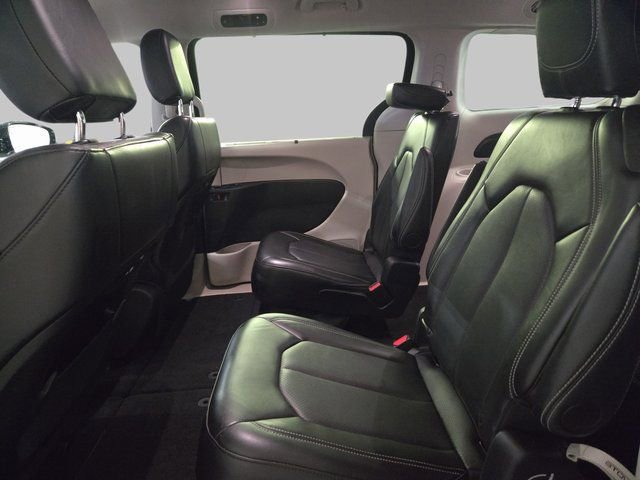 Used 2024 Chrysler Pacifica Touring-L image 17