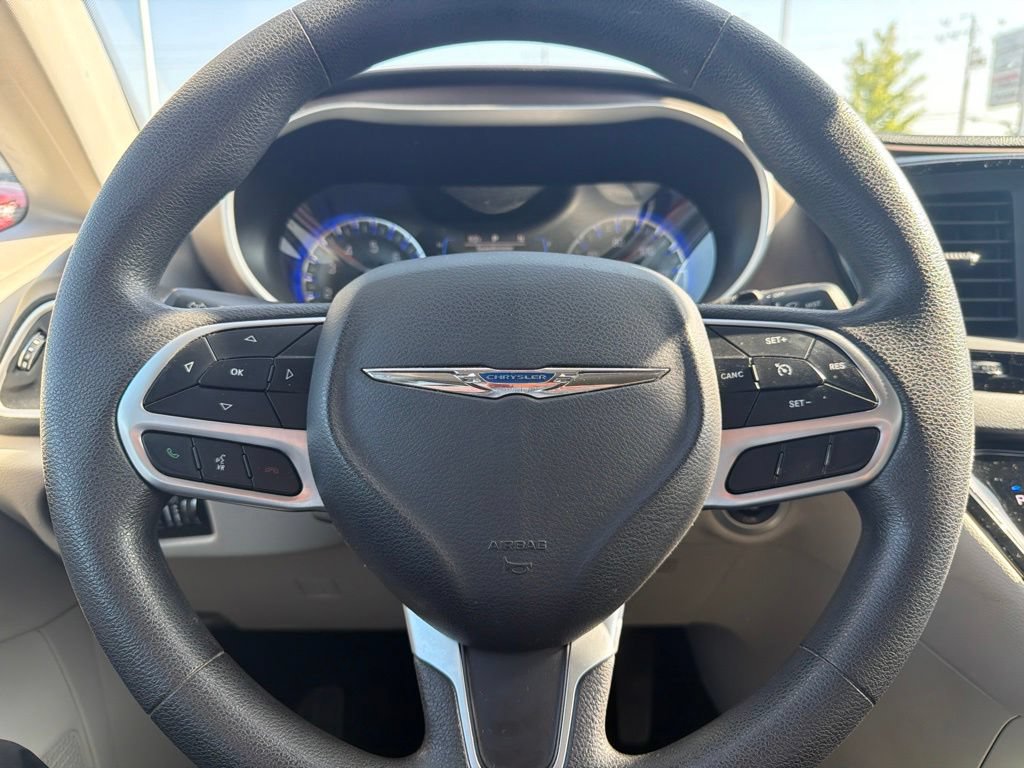 Used 2017 Chrysler Pacifica LX FWD image 12