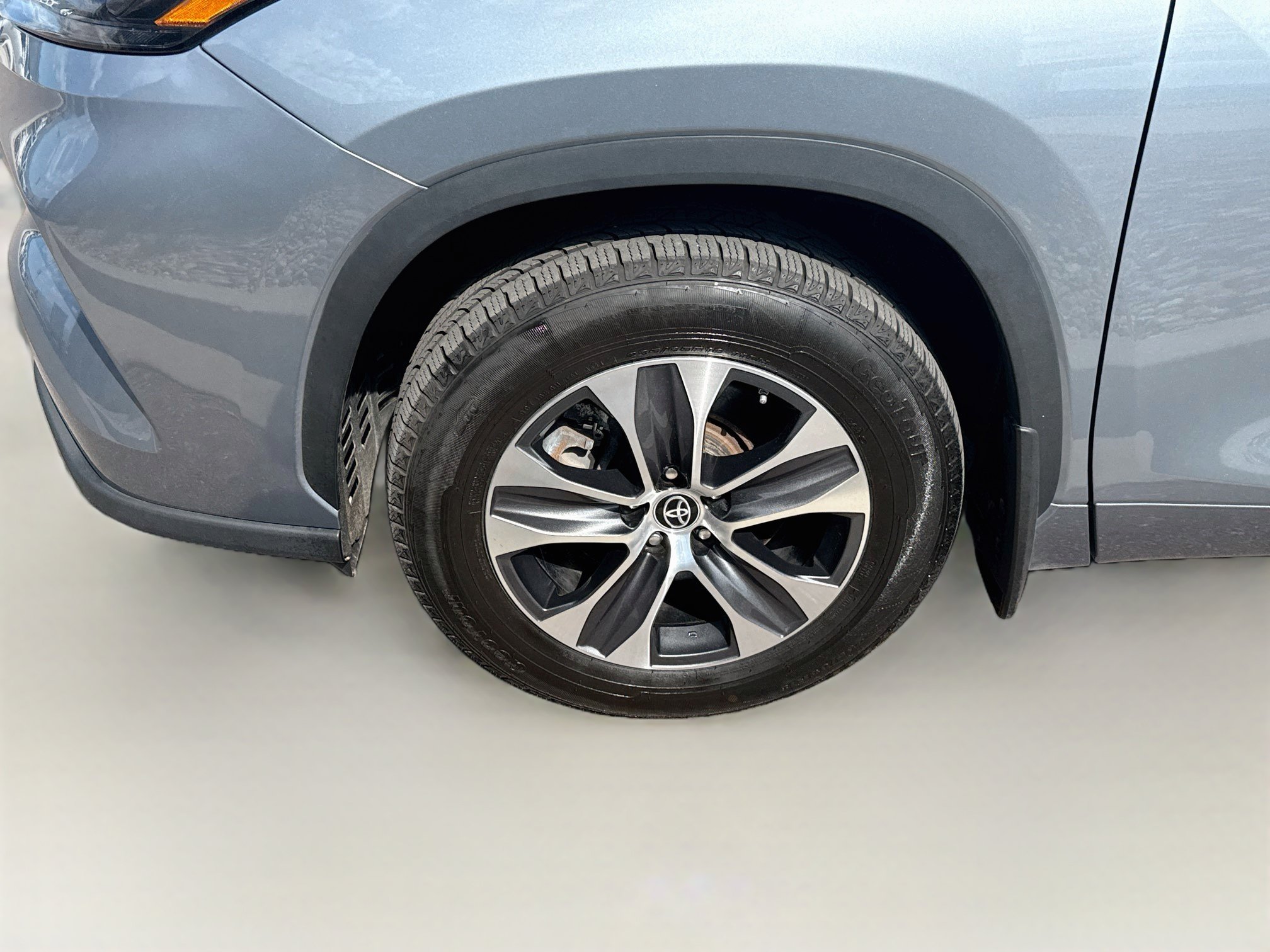 Used 2023 Toyota Highlander XLE AWD/4WD image 11