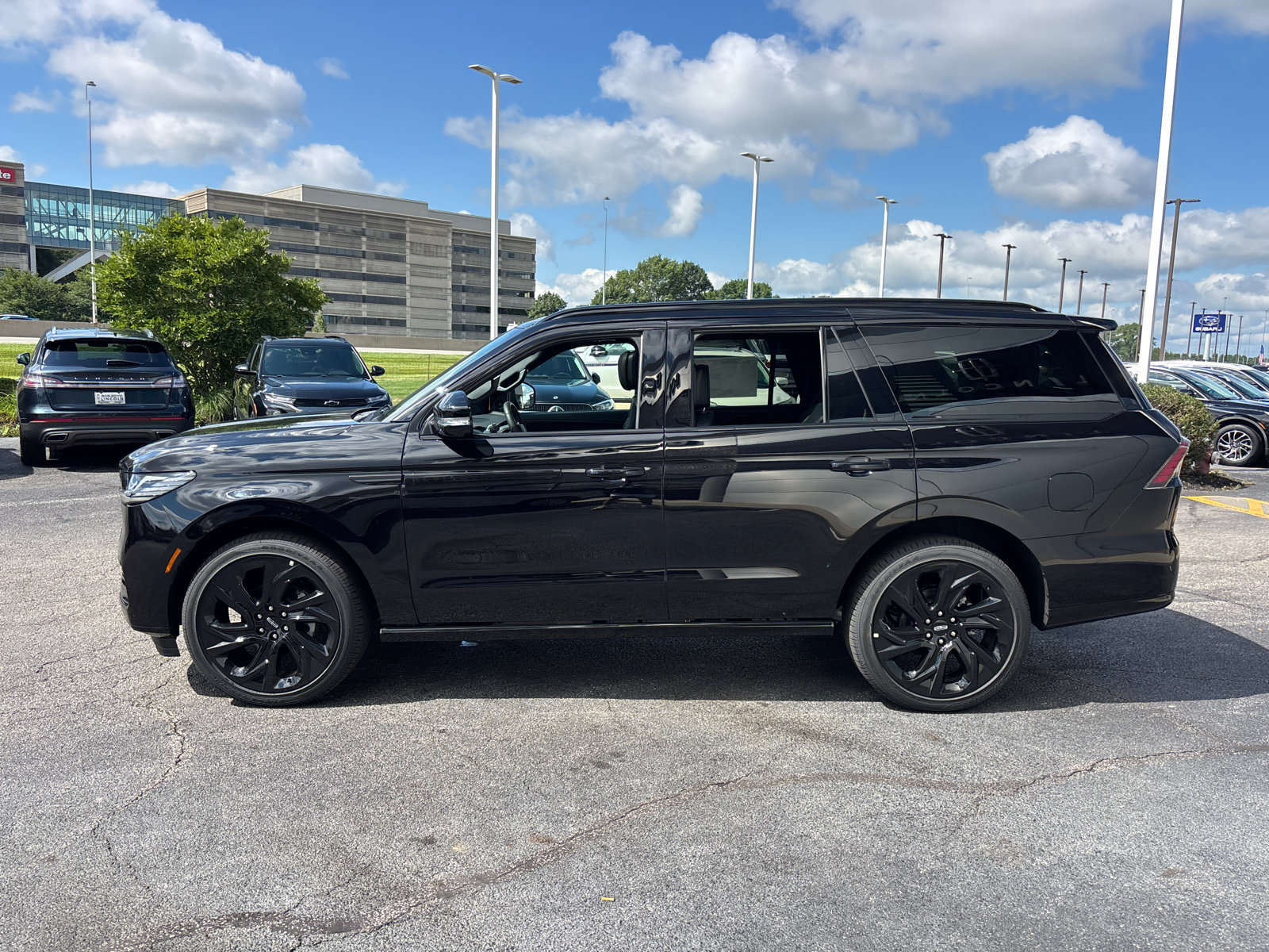New 2027 Lincoln Navigator Reserve w/ Jet Appearance Package AWD/4WD image 4