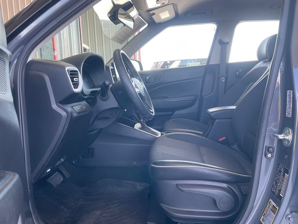 Used 2024 Hyundai Venue Limited FWD image 10